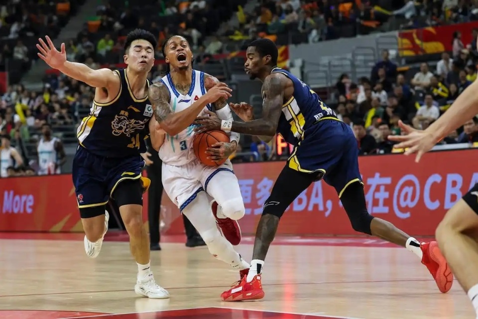 广厦男篮今晚绝杀压哨，志在NBA季后赛名次提升，赛场秩序良好，赛季目标并未改变的简单介绍